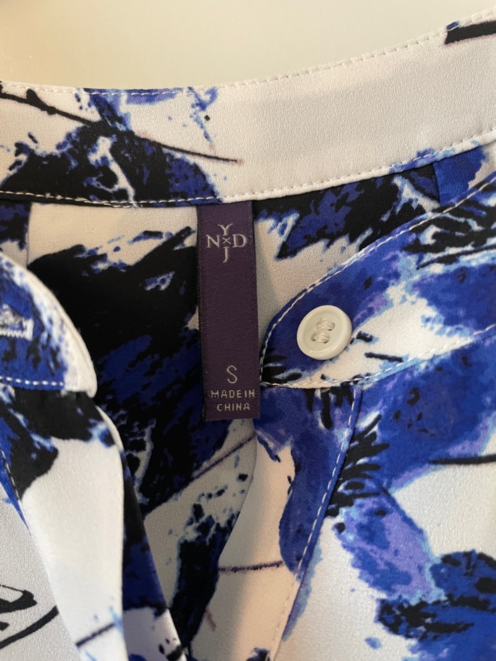 NYDJ Women’s Blue Floral Split-Neck Popover Blouse - Picture 2 of 6
